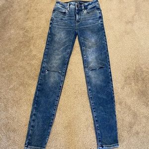 dark wash ripped jeans 💙